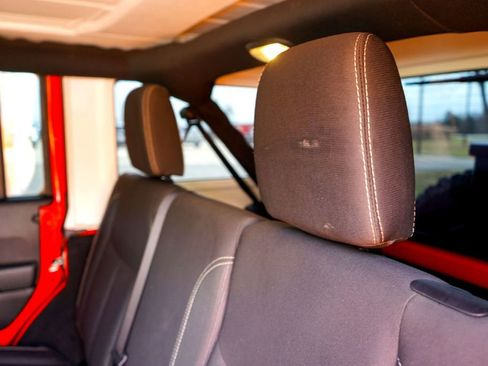 Used 2018 Jeep Wrangler Unlimited Rubicon w/ Connectivity Group image 26