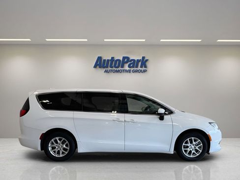 Used 2020 Chrysler Voyager LX FWD image 8