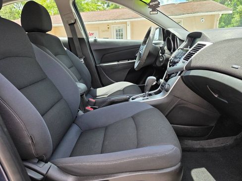 Used 2016 Chevrolet Cruze LT w/ Technology Package FWD image 13