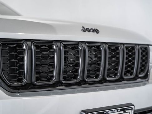 New 2025 Jeep Grand Cherokee Altitude image 11