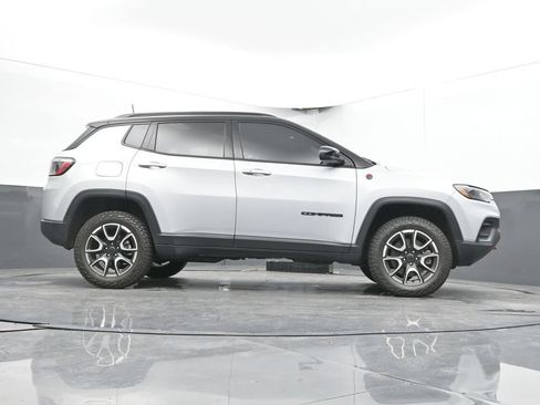 Used 2025 Jeep Compass Trailhawk AWD/4WD image 39