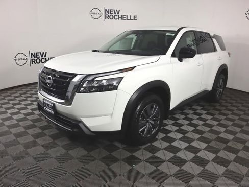 Certified 2025 Nissan Pathfinder S image 3