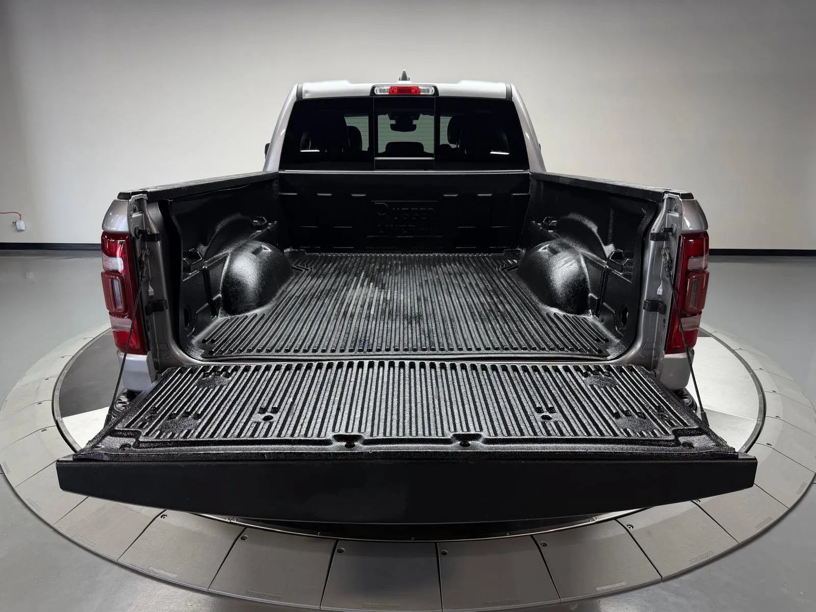 Used 2020 RAM 1500 Laramie AWD/4WD image 14