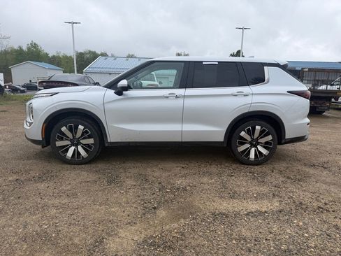 Used 2025 Mitsubishi Outlander SE AWD/4WD image 2