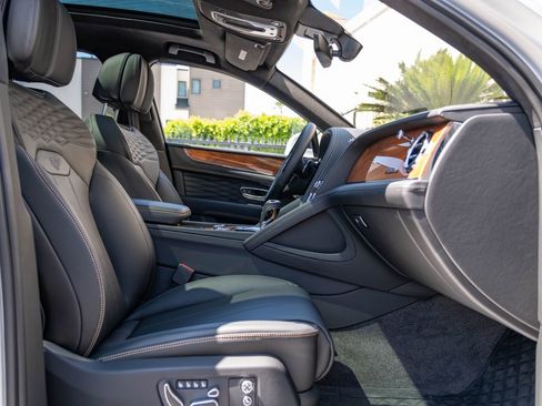 Used 2024 Bentley Bentayga image 3