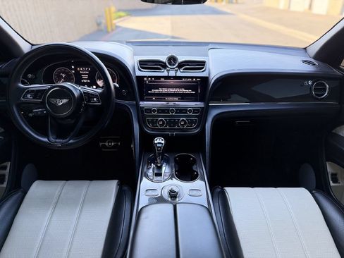 Used 2021 Bentley Bentayga AWD/4WD image 18