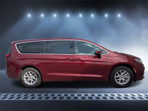 Used 2023 Chrysler Pacifica Touring-L image 2