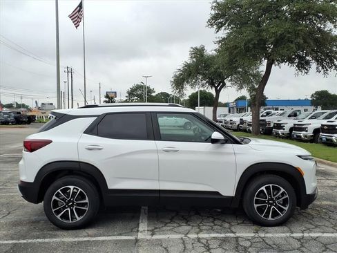 New 2026 Chevrolet TrailBlazer LT w/ LT Cold Weather Package FWD image 2