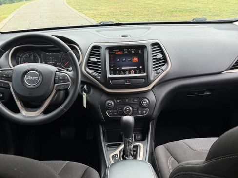 Used 2015 Jeep Cherokee Latitude FWD image 23
