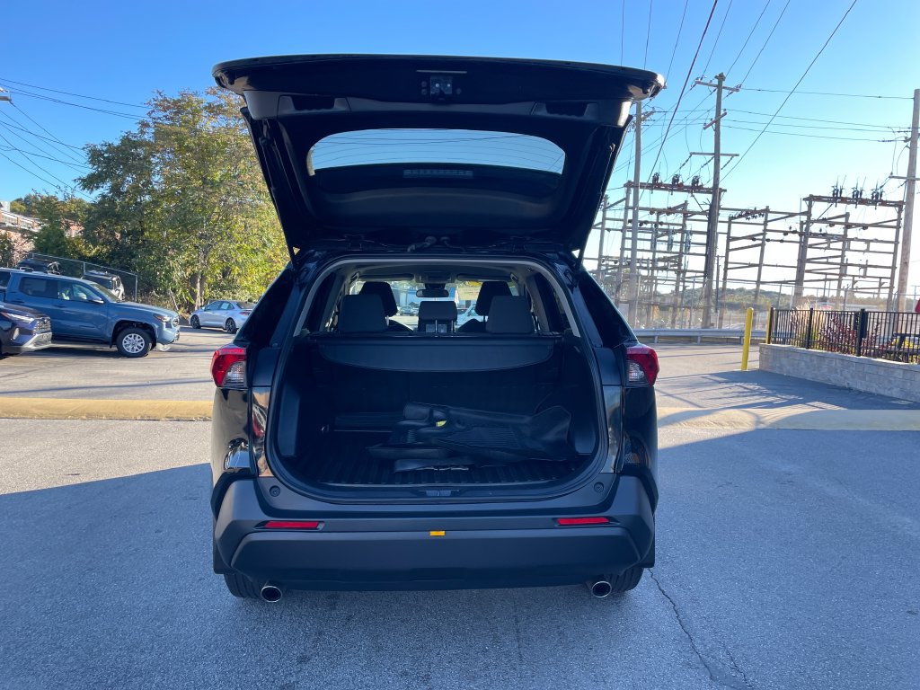 Certified 2022 Toyota RAV4 LE AWD/4WD image 13
