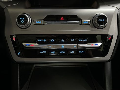 Used 2022 Ford Explorer XLT w/ Equipment Group 202A image 21