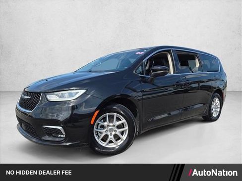 Used 2023 Chrysler Pacifica Touring-L FWD image 1