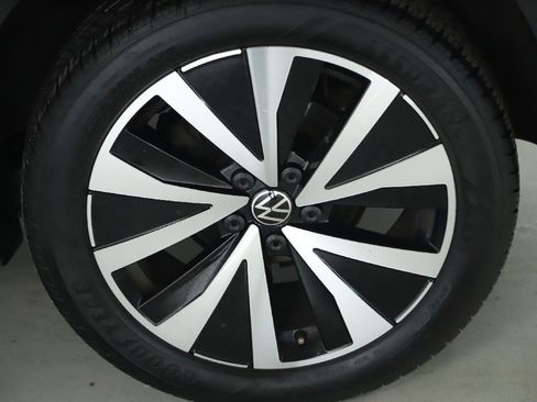 Used 2024 Volkswagen Taos SE image 39