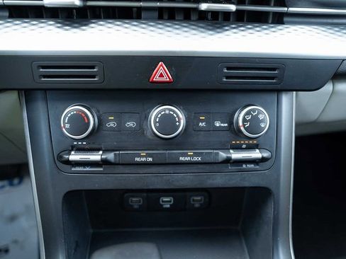 Used 2024 Kia Carnival LX image 20