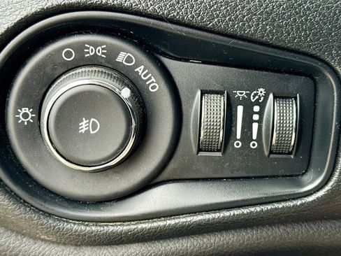 Used 2018 Jeep Renegade Altitude image 11