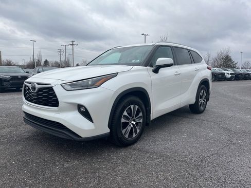 Certified 2021 Toyota Highlander XLE image 3