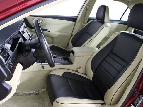 Used 2017 Toyota Camry XLE w/ Moonroof Package FWD image 19