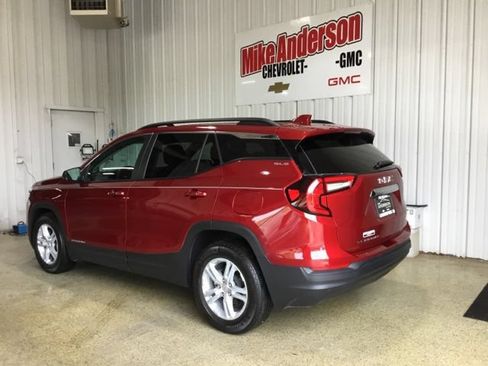 Used 2024 GMC Terrain SLE w/ Driver Convenience Package FWD image 3