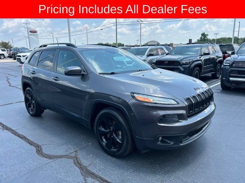 Used 2018 Jeep Cherokee Latitude w/ Altitude Package FWD image 19