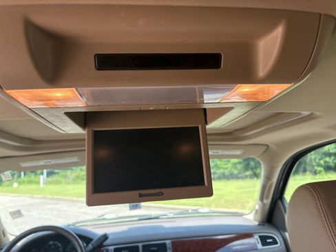 Used 2013 GMC Yukon XL SLT w/ SLT-2 Equipment Package RWD image 9