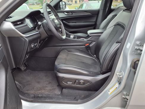 Used 2025 Jeep Grand Cherokee Altitude AWD/4WD image 18