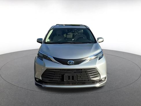 Used 2025 Toyota Sienna XLE FWD image 4