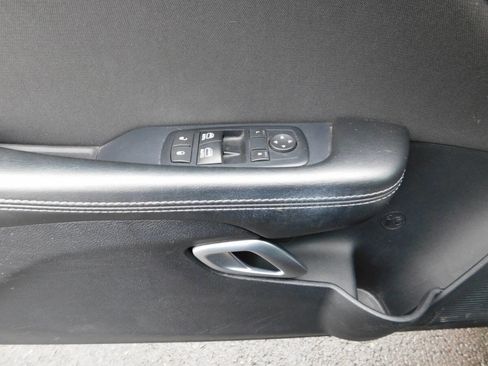 Used 2015 Dodge Challenger SXT image 17