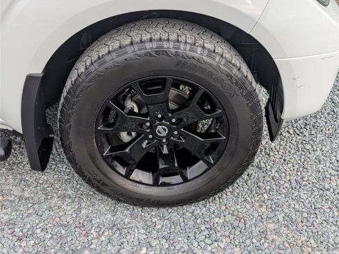 Used 2021 Nissan Frontier SV w/ Midnight Edition Floor Mats image 9