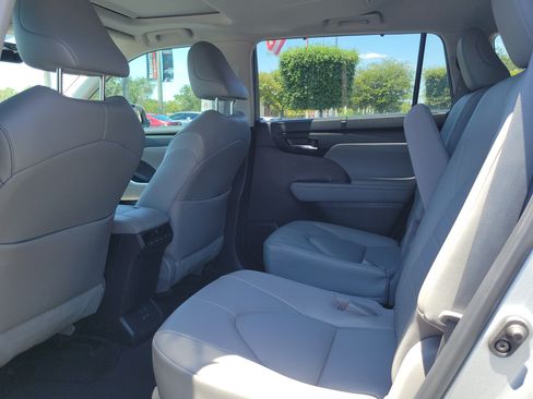 Used 2023 Toyota Highlander XLE FWD image 18