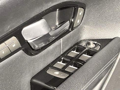 Used 2019 Land Rover Range Rover Evoque SE Premium image 10