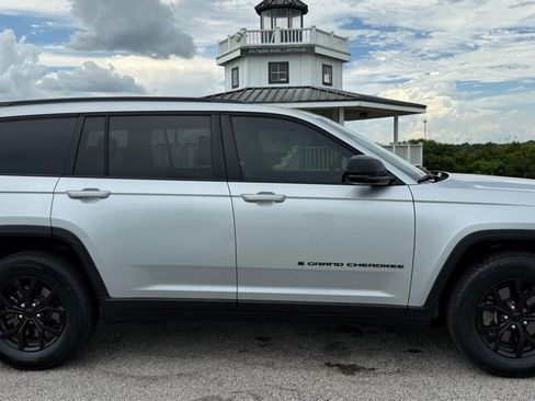 Used 2025 Jeep Grand Cherokee L Laredo RWD image 4