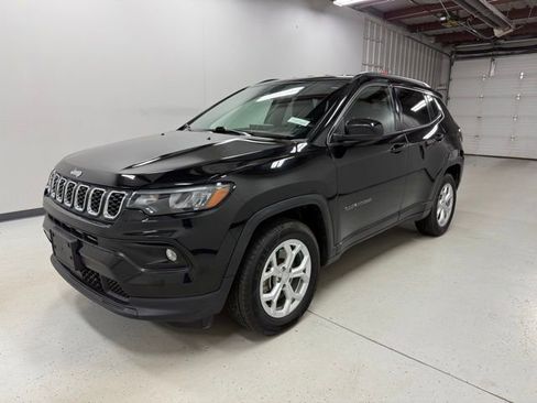 Used 2024 Jeep Compass Latitude AWD/4WD image 1