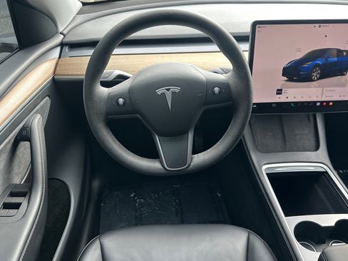 Used 2022 Tesla Model Y Long Range image 18
