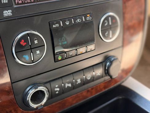 Used 2007 Chevrolet Avalanche LTZ w/ LTZ Preferred Equipment Group RWD image 19