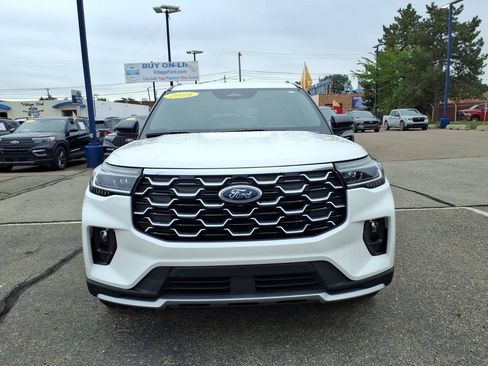Certified 2025 Ford Explorer Platinum AWD/4WD image 3