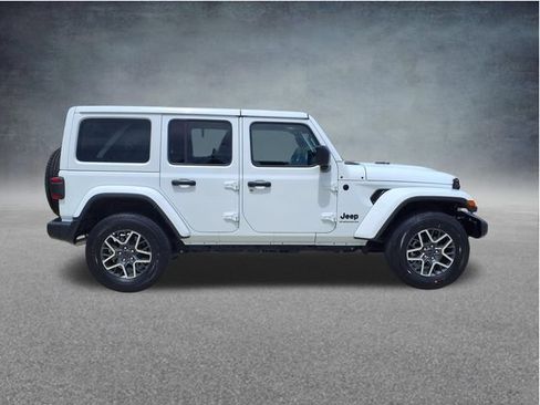 Used 2025 Jeep Wrangler Unlimited Sahara AWD/4WD image 9