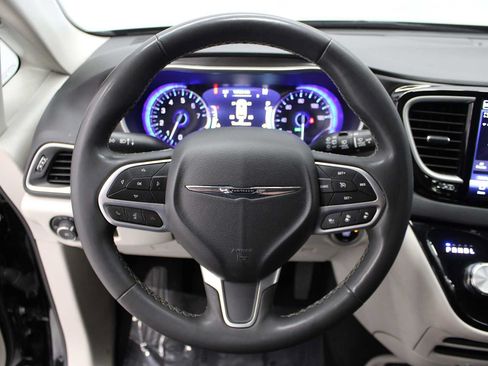 Used 2024 Chrysler Pacifica Touring-L FWD image 21