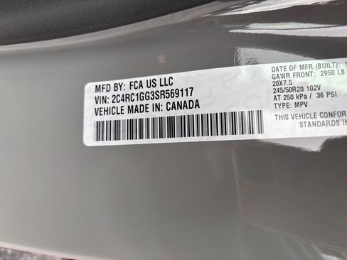 Used 2025 Chrysler Pacifica Limited FWD image 14