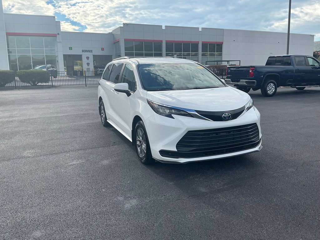 Used 2024 Toyota Sienna LE AWD/4WD image 3