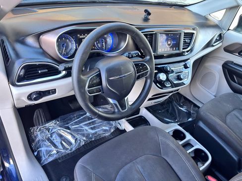 Used 2020 Chrysler Voyager L FWD image 30