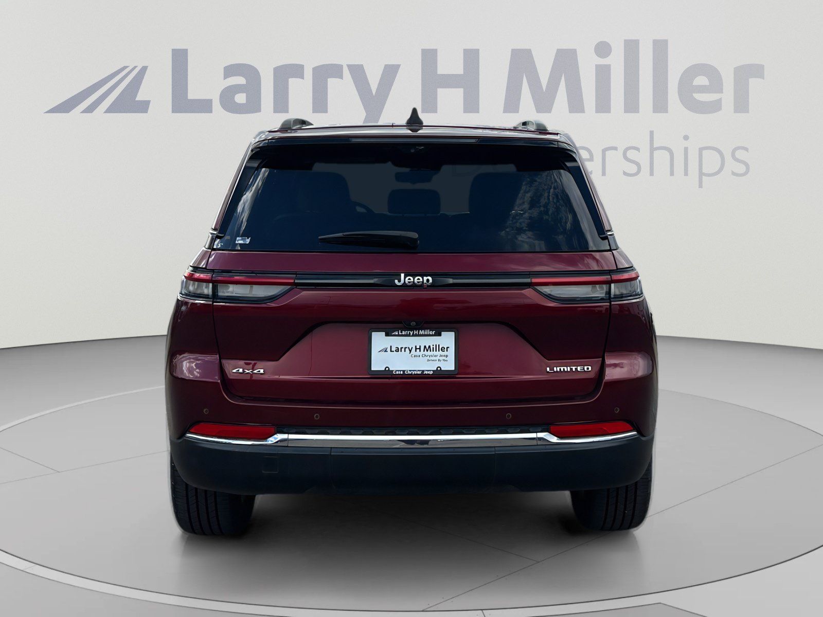 Used 2023 Jeep Grand Cherokee Limited w/ Luxury Tech Group II AWD/4WD image 4