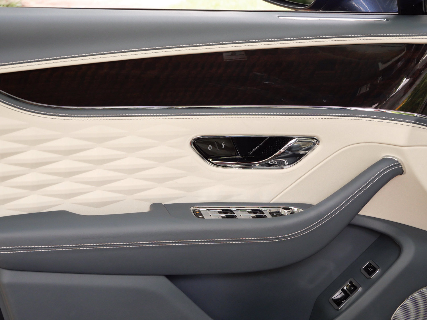 Used 2023 Bentley Flying Spur Azure AWD/4WD image 16