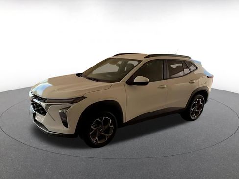 Used 2025 Chevrolet Trax LT FWD image 8