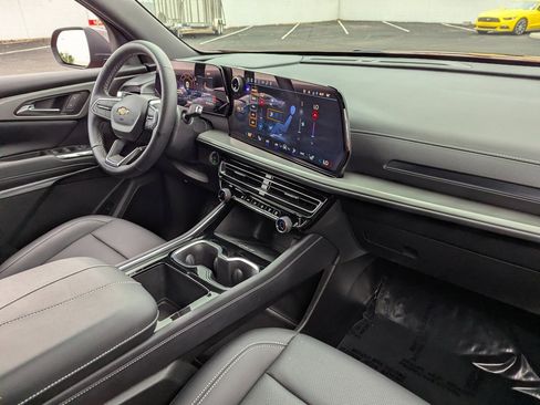 Used 2025 Chevrolet Traverse LT w/ Sun and Wheel Package image 13