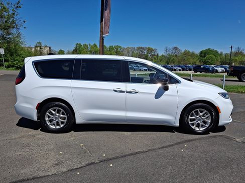 Used 2024 Chrysler Pacifica Touring-L FWD image 8