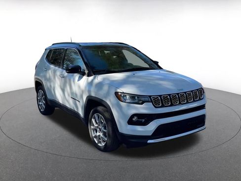 Used 2025 Jeep Compass Limited image 3