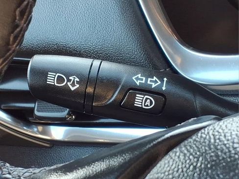 Used 2023 Chevrolet Traverse LT FWD image 28