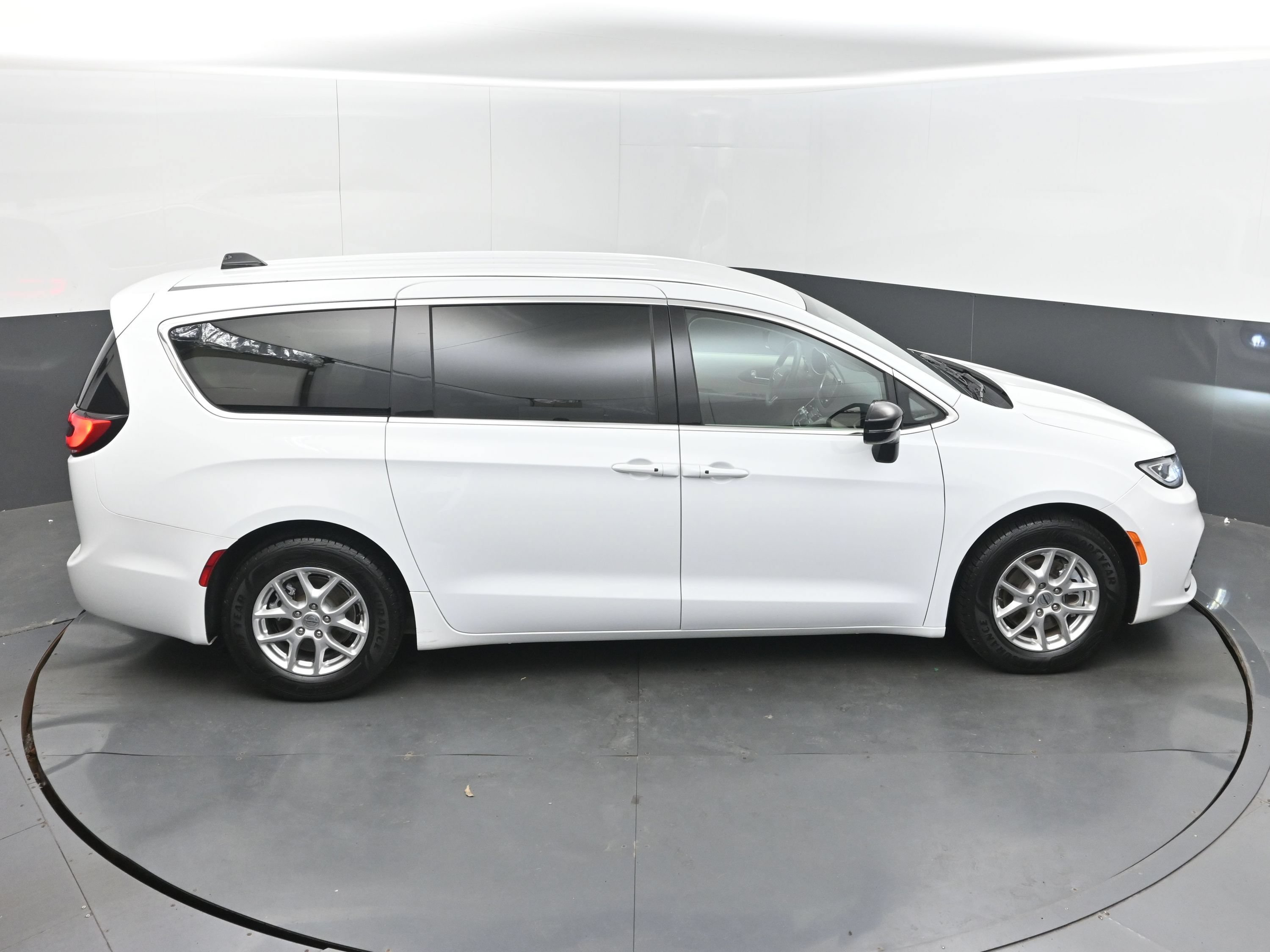 Used 2024 Chrysler Pacifica Touring-L FWD image 41