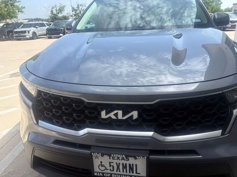 Used 2023 Kia Sorento LX FWD image 2