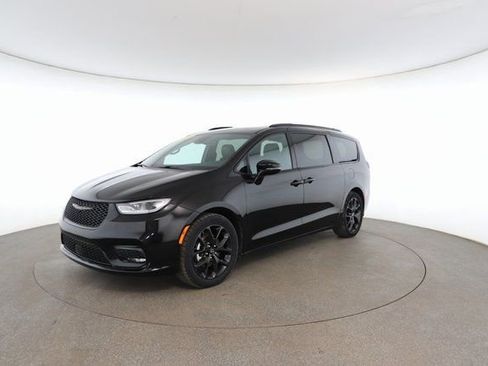 Used 2025 Chrysler Pacifica Limited image 2